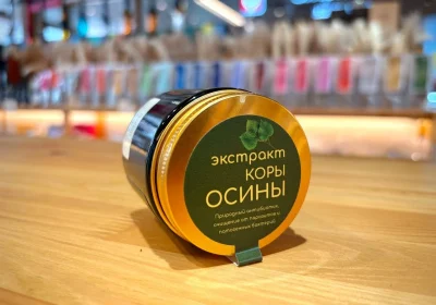 Экстракт коры осины натуральный в стеклянной банке на фоне магазина Лавка Здоровья.